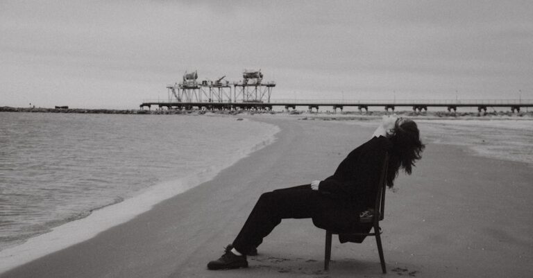 10 Creative Ideas for Pictures at the Beach [Must-Try Photo Hacks]